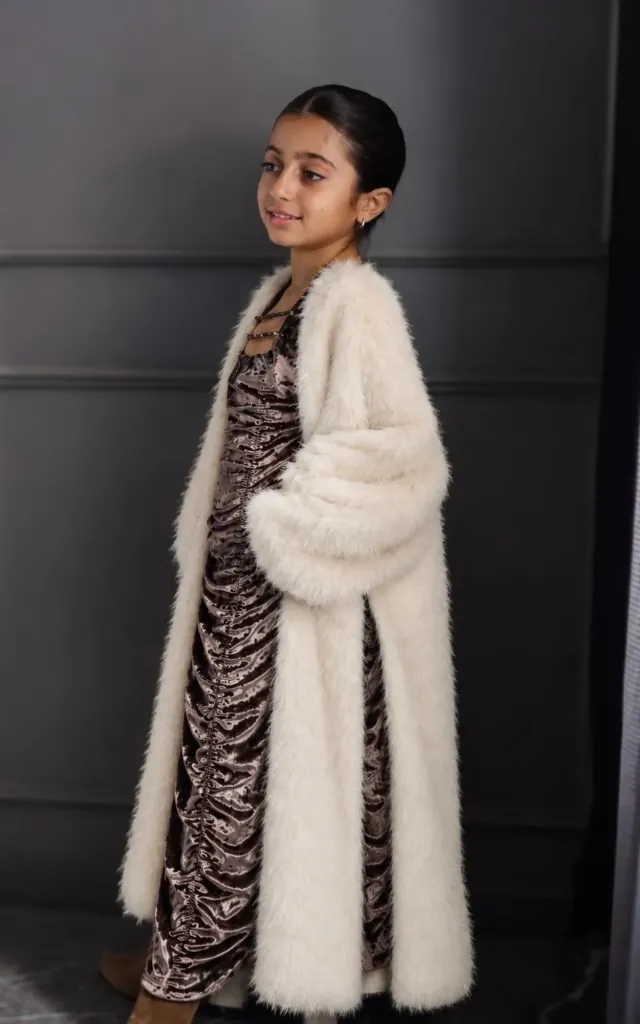 R26- WHITE FUR KIDS BISHT (4Y)